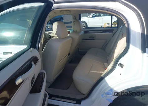 2008 Lincoln Town Car Signature Limited z USA, uszkodzony, nr VIN 2LNHM82W08X654531